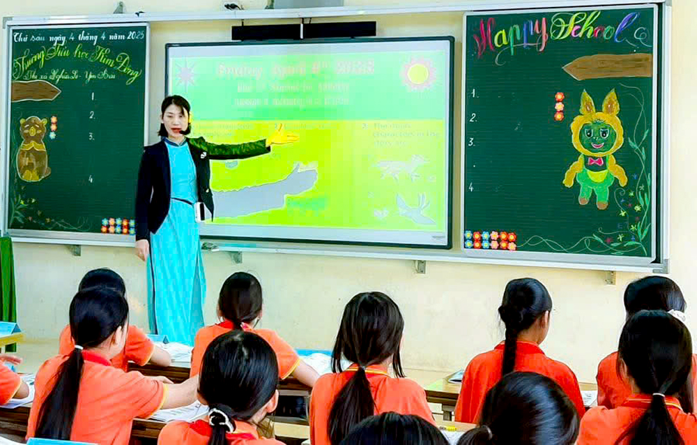 Một tiết học của cô và trò Trường Tiểu học Kim Đồng, thị xã Nghĩa Lộ.
